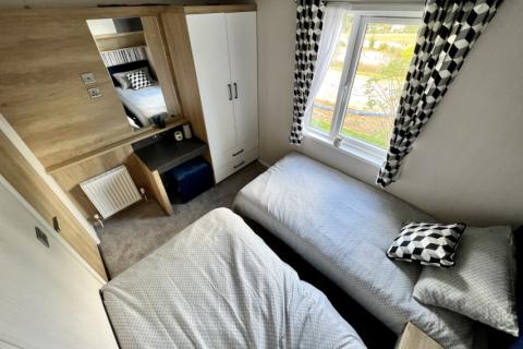 other image of the twin bedroom